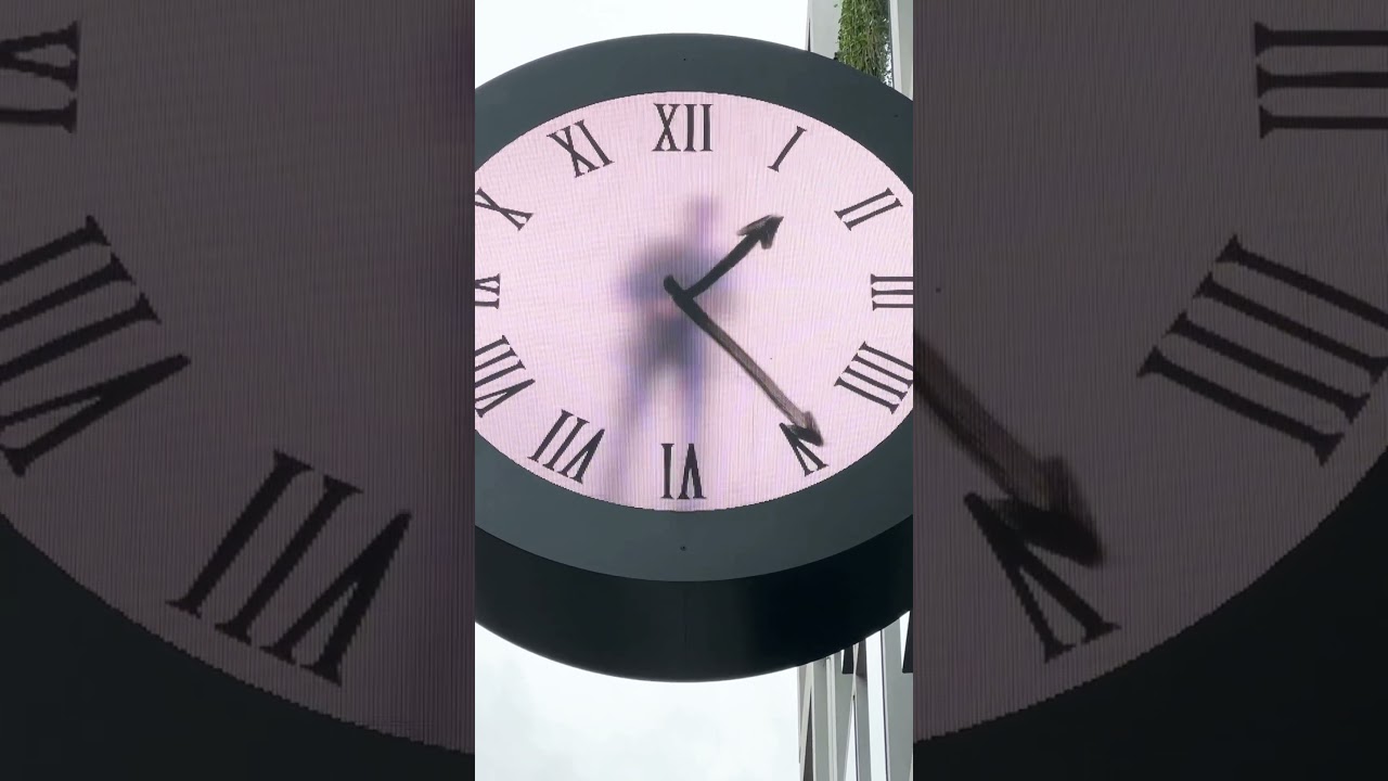 Someone In A Clock At Paddington Station Real Time Clock! 