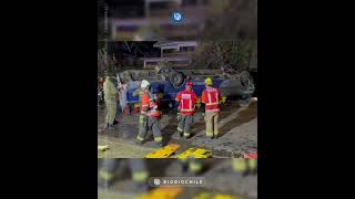 Al menos una persona muerta deja volcamiento de taxibus en Chiguayante