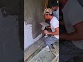 Proses pekerja meratakan semen pada dinding dengan alat sederhana #shorts