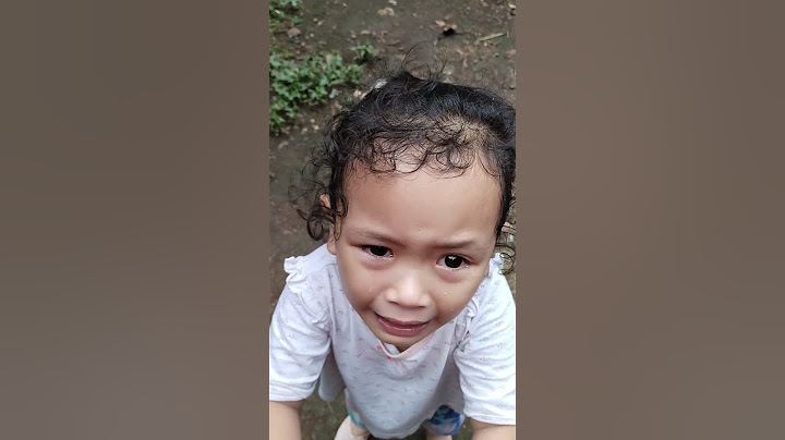 She's crying because she lost her balloon. 😆😁