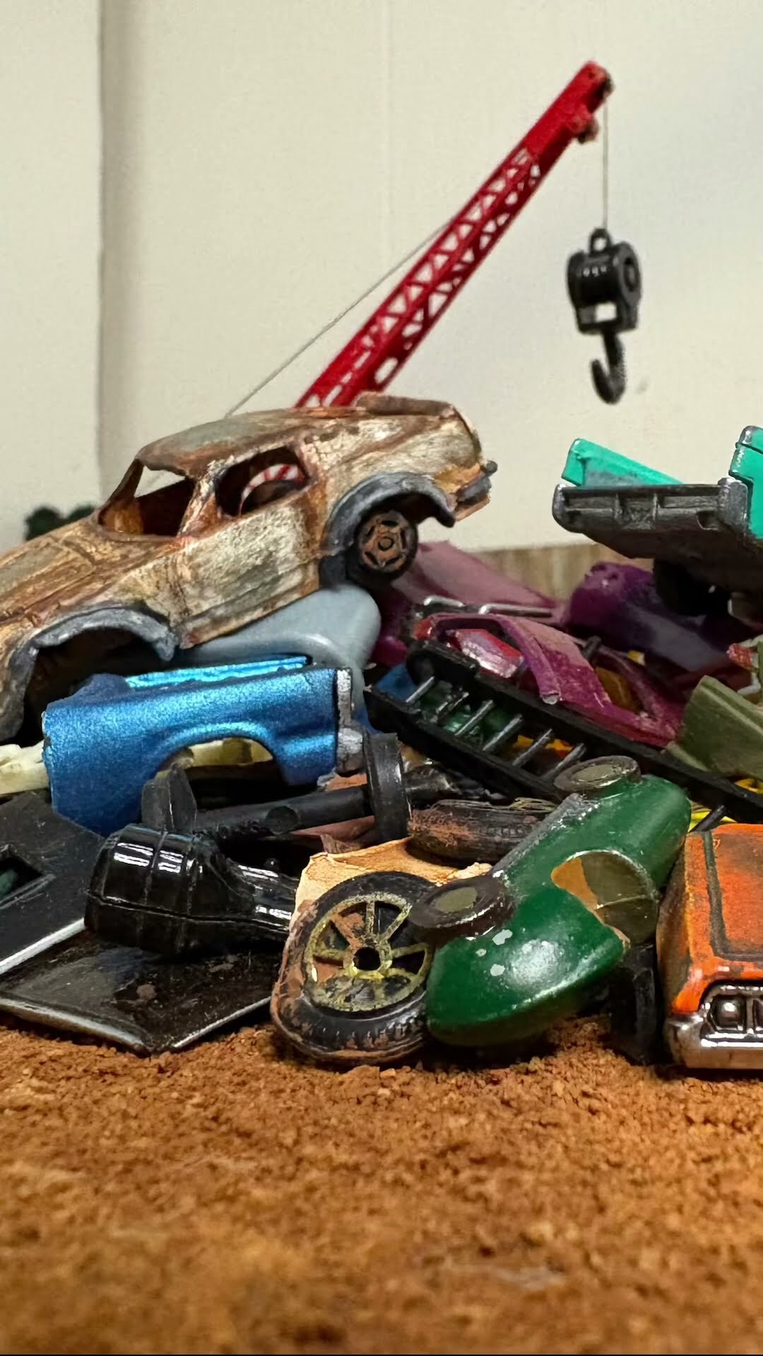 A quick look at my 1:64 scale, junkyard diorama and the