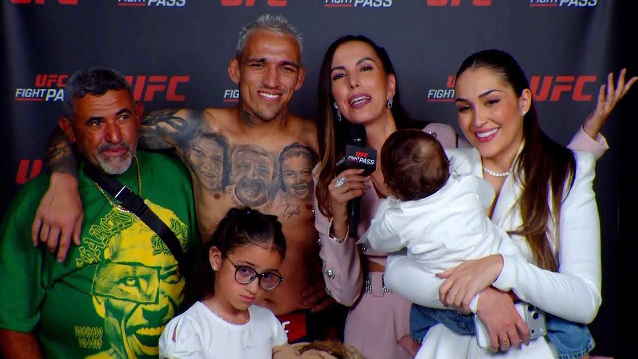 Charles do Bronxs se emociona ao lado da família após vitória no UFC Rio: 