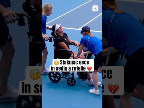 Video Marina STAKUSIC costretta a uscire in SEDIA A ROTELLE dopo aver subito un INFORTUNIO