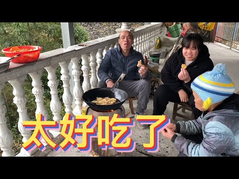 广西开始下雪啦，女儿在家做零食吃，一出锅就被抢光太香太好吃了