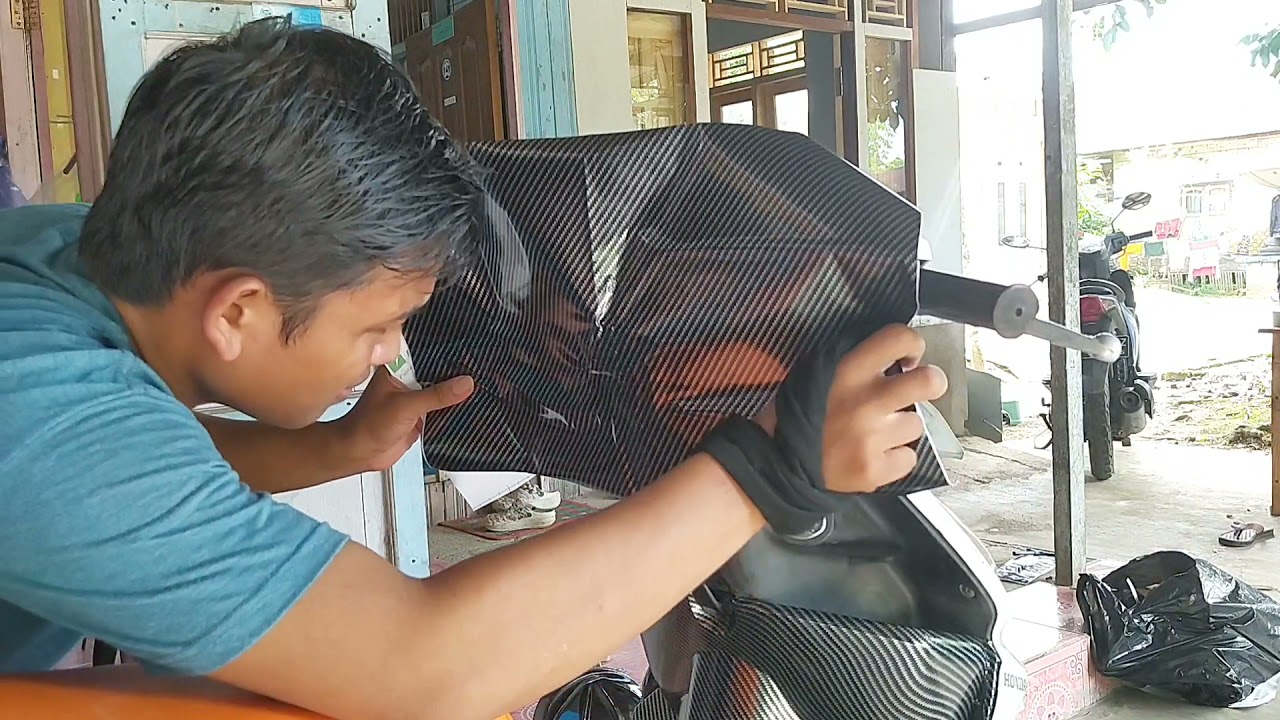 Установка карбоновых наклеек на приборную панель карбюратора Beat + простые наклейки