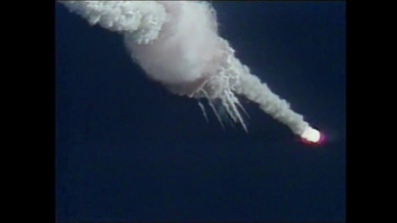 Видео челленджера. 28 Января 1986 Челленджер. Челленджер НАСА 28 января 1986 года. Шаттл Челленджер чёрный дым. Как приземляется Челленджер.
