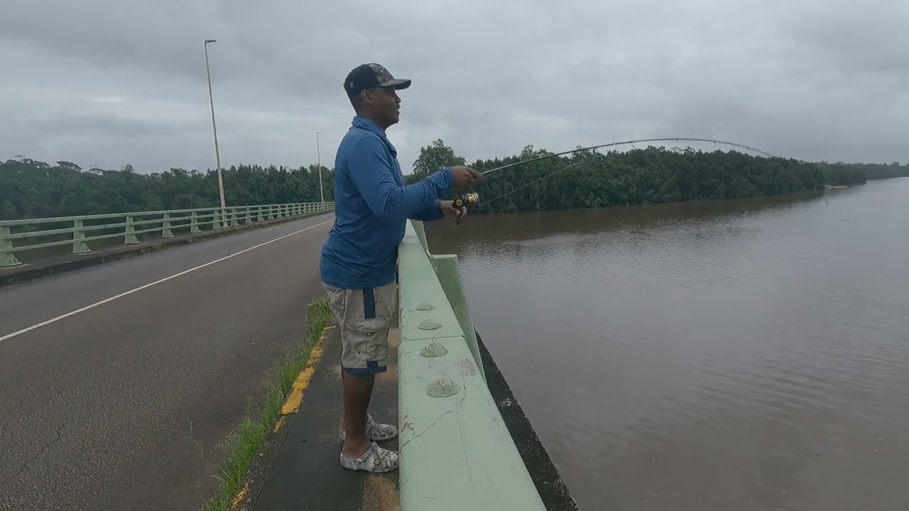 Pêche au jig sur le pont de Roura