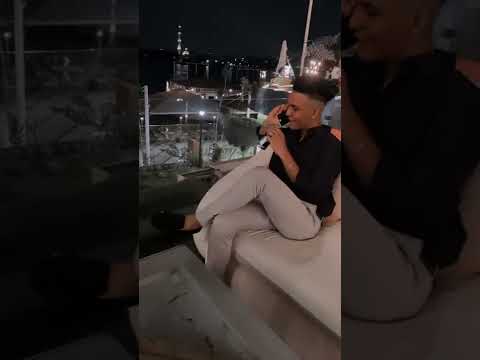 واقف ع القمه زي الاسد