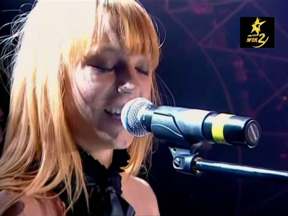 Yosh va kozoynakli ayollar ishtirokidagi onlayn porno videolar