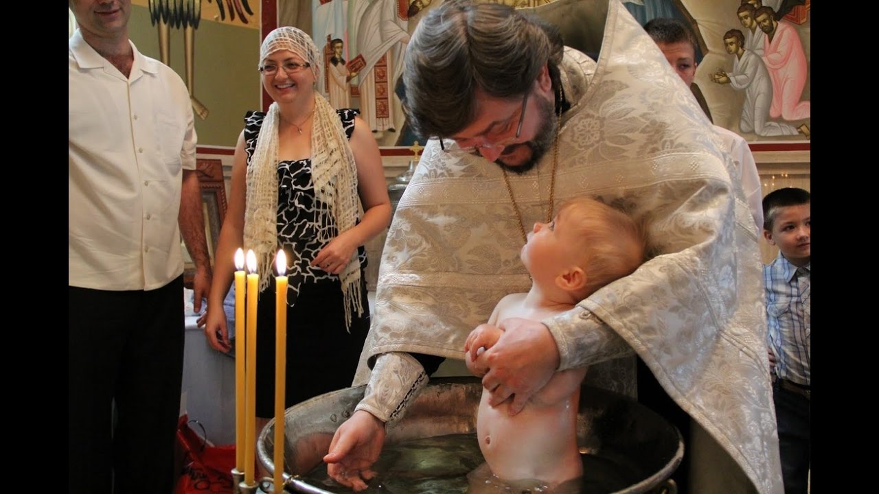 В какие дни крестят детей в православной. Крещение ребенка. Крещение детей в церкви. Крещение таинство Православие. Крещение в православном храме.