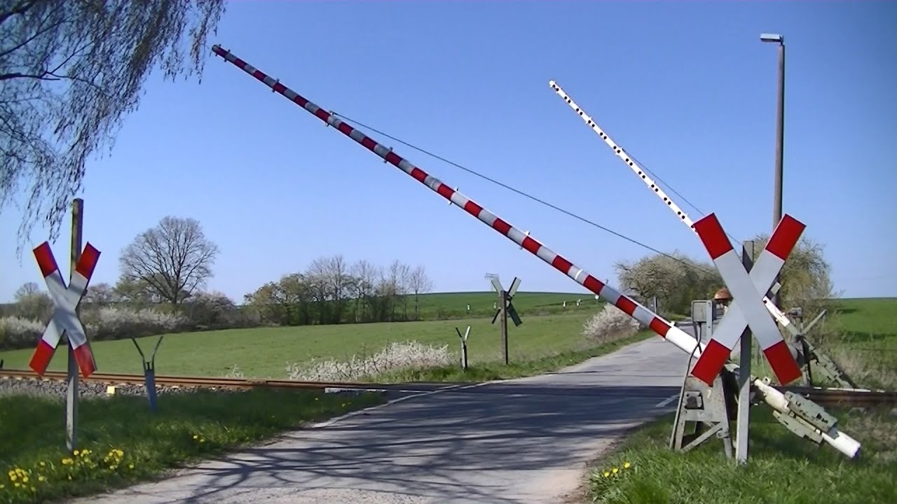 Spoorwegovergang Menzendorf (D) // Railroad crossing // Bahnübergang