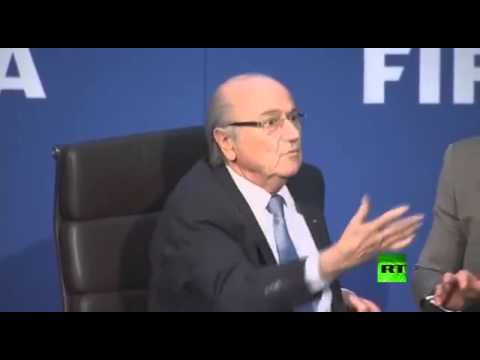 لحظة الاعتداء على رئيس الفيفا جوزيف بلاتر 21 جويلية 2015