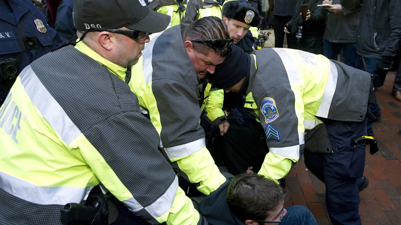 Protesters clash with police on Trump inauguration day - Protesters clash with police on Trump inauguration day