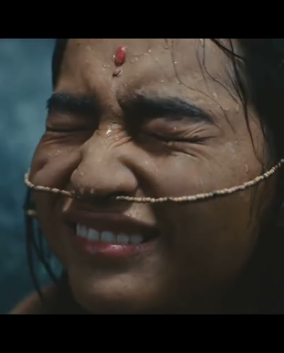 THIS WOMAN IS GIVING BIRTH IN THE WATER
