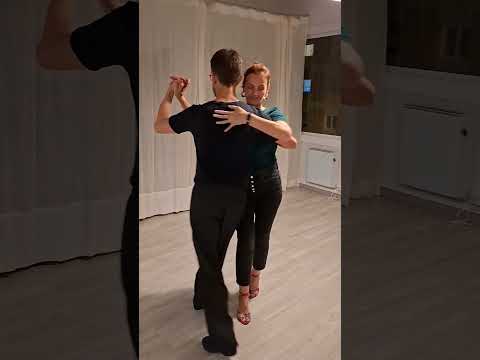 Primera clase de #milonga by Sebastian Achaval y Cecilia Berra, pisar en 1 y 3 o 1,2,3