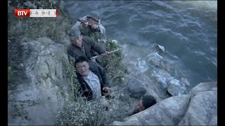 The Japanese threw the Chinese soldier into the lake, but there are people under the water