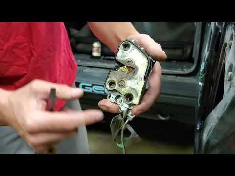 STUCK TAILGATE? Fixing a seized latch or Broken handle - Geo Tracker Suzuki Sidekick @Hwy83 SUZUKI