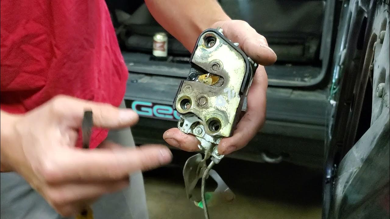 STUCK TAILGATE? Fixing a seized latch or Broken handle Geo Tracker