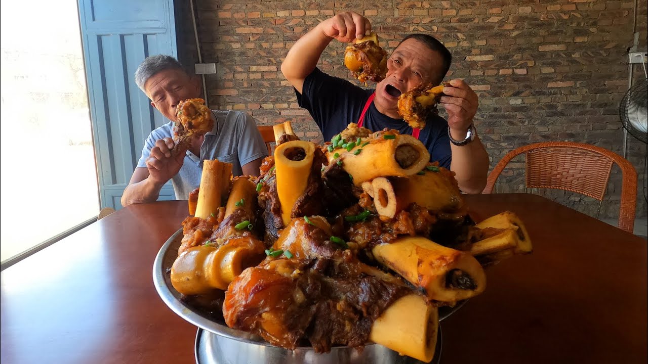 大叔花375买25斤牛骨红烧，先吃肉再吸骨髓，配上地瓜烧，太爽了