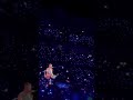 Coldplay cantando &quot;La Canción&quot; de Bad Bunny  y J Balvin en CONCIERTO