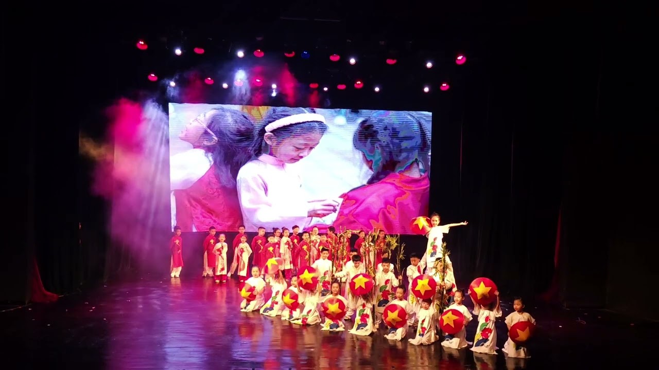 2A4 Ngô Thì Nhậm - Một vòng Việt Nam & Máu đỏ da vàng