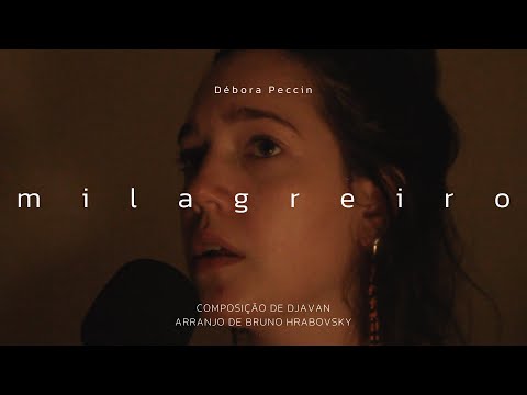 Débora Peccin cantando "Milagreiro"