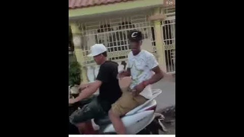 Thumbnail of La gorra e' negra que combina con eso