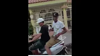 La gorra e' negra que combina con eso
