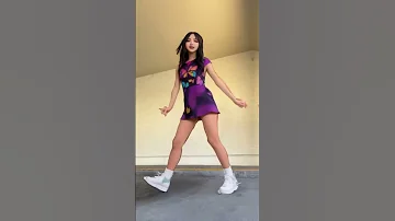 Shuffle Mania: Anime Girl's Energetic Dance Moves