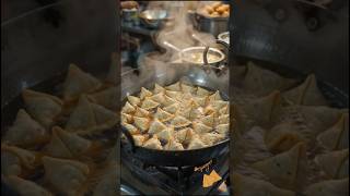 🤯 इतनी भीड़ क्यों है? देखिए गरमा-गरम छोटे समोसे कैसे बनते हैं! | Indian Street Food