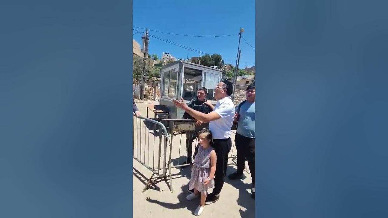 Yaakov Shwekey sings "Im Eshkachech Yerushalayim" with IDF soldiers in Hebron Yaakov Shwekey sings "Im Eshkachech Yerushalayim" with IDF soldiers in Hebron