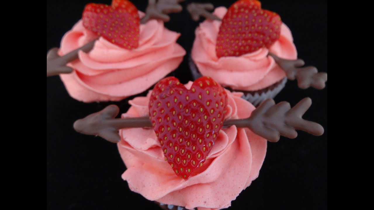 Decorating Cupcakes #124: Valentine Strawberry Heart 