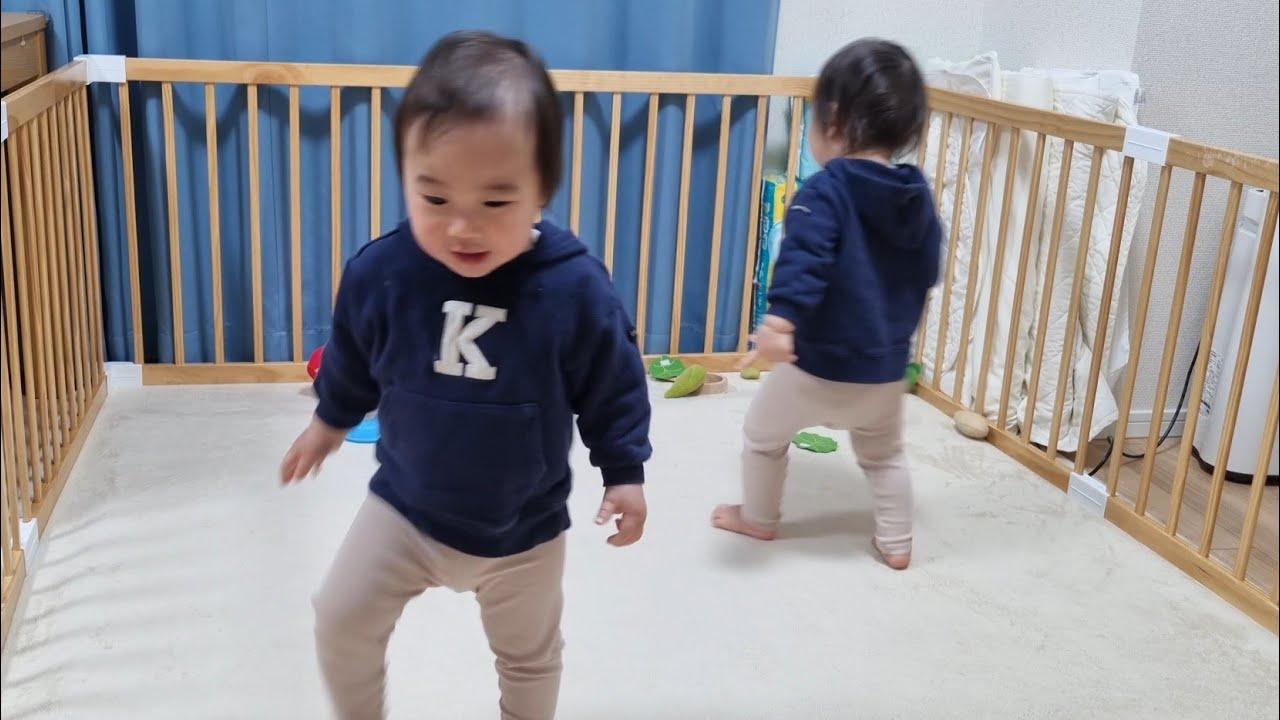 1 year and 5 months old] Twins who can now tidy up - YouTube