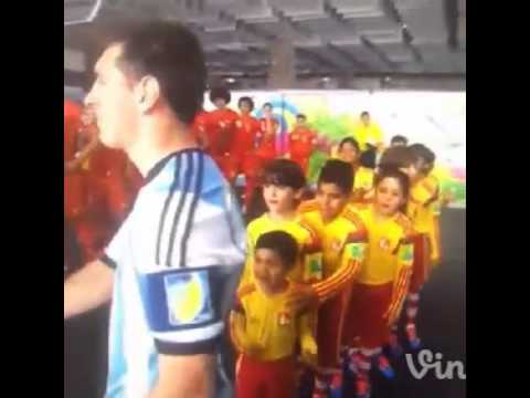 Messi vuelve a 'chotear' a niño (Argentina vs. Belgica) - YouTube