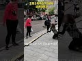 10月4日，山东济南，主播公共场合下跪直播，遭大妈怒怼：这是跪谁呢