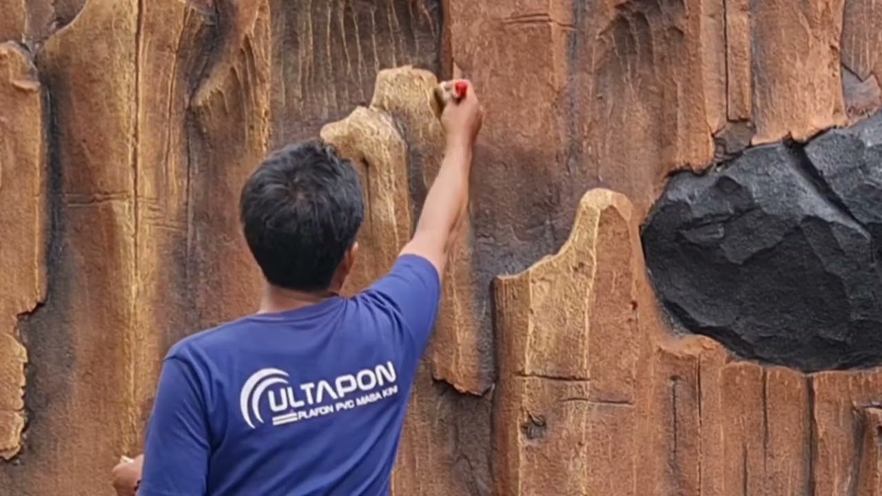 proses pengecatan relief tebing air terjun