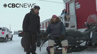 Rankin Inlet elder builds an igloo