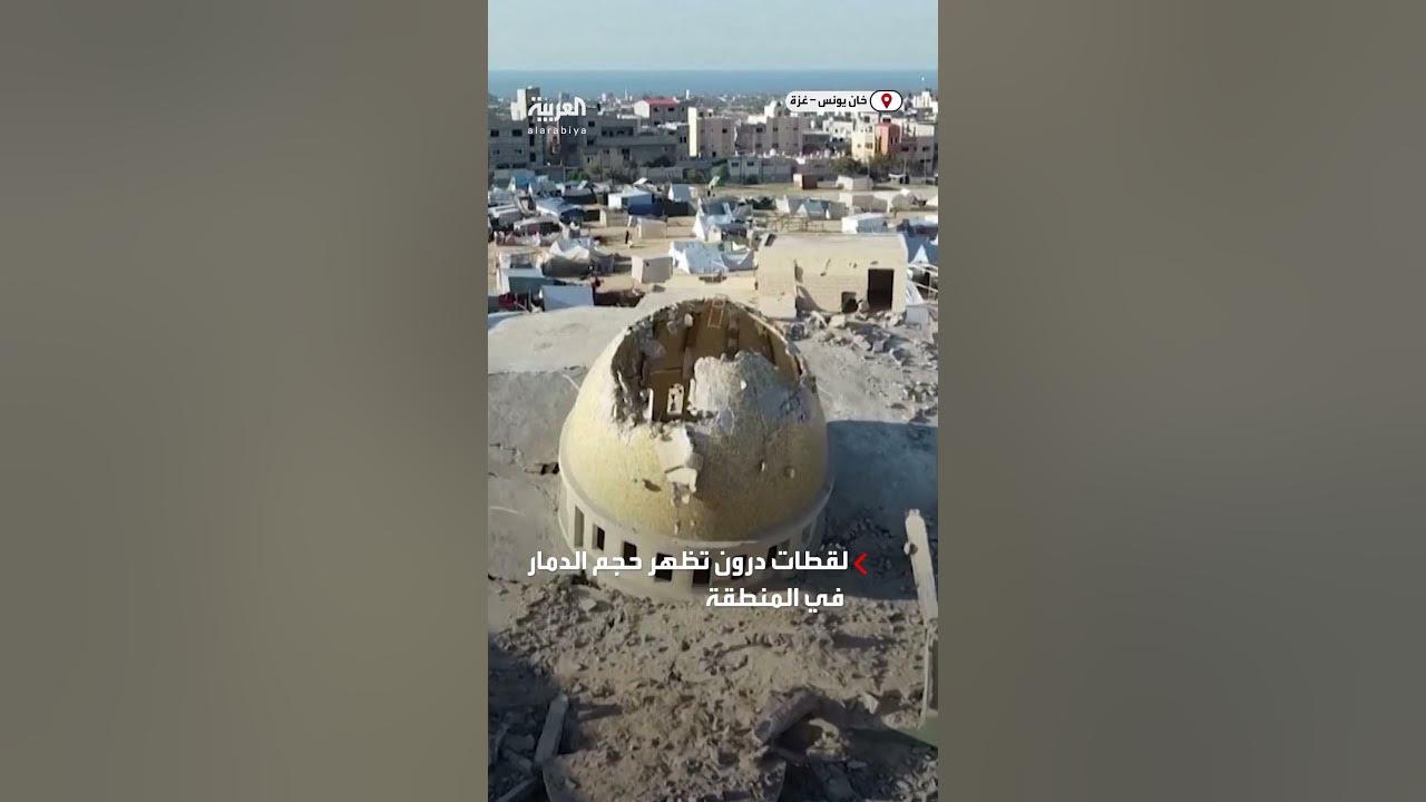 فلسطيني يؤذن على أنقاض مسجد مدمر في خان يونس
