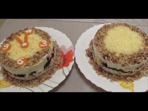 Салат с курицей, черносливом и орехами