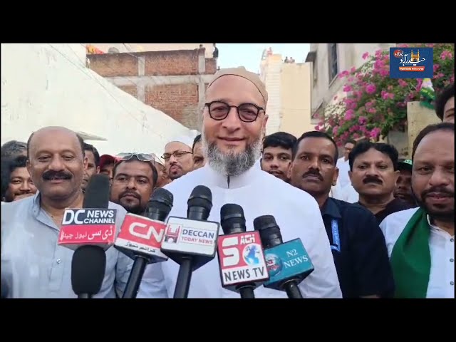 Asaduddin owaisi reacts to Support Congress Party by United Muslim Forum /Burqa Voters Checking class=