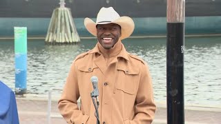Robert Griffin III joined USAA to give cars to military veterans