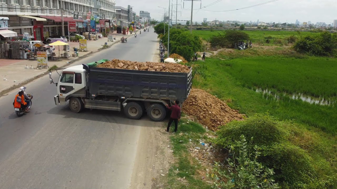 Be Watchful Processing Filling Land. By Dump Trucks 25.5,5Ton with Skill Dozer Pushing Stone Soil!