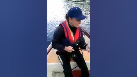 Tjej får en fet fisk.