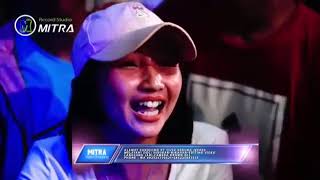 Wanita bertopi putih sangat meresapi lagu takdir eva Aquila