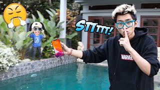 NGAKAKK!!! PRANK JATUHIN IPHONE BOCIL KE KOLAM RENANG, DIA MARAH LANGSUNG NYEBUR!!!