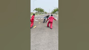 2 tên cướp chặn đầu xe gặp cảnh sát và cái kết @LongGiang77