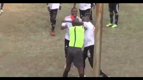 Jugador ataca al arbitro por sacarle una tarjeta roja