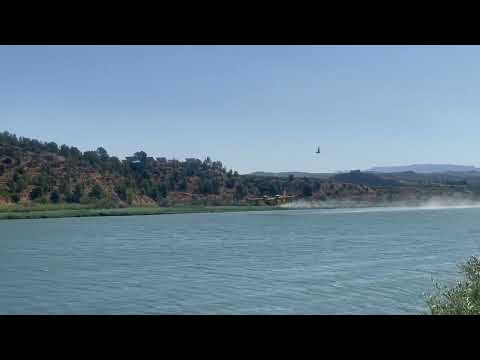 A helicopter collecting water in Flix to help extinguish the fire in Tarragona.