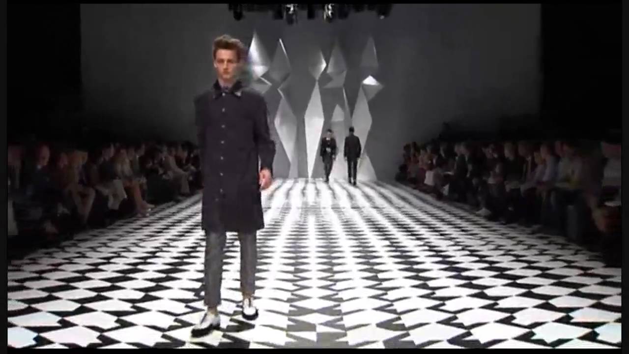 Versace: Spring / Summer 2011 Menswear Fashion Show [HQ]