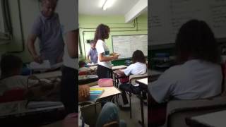 A Menina Ta Brigando Na Escola